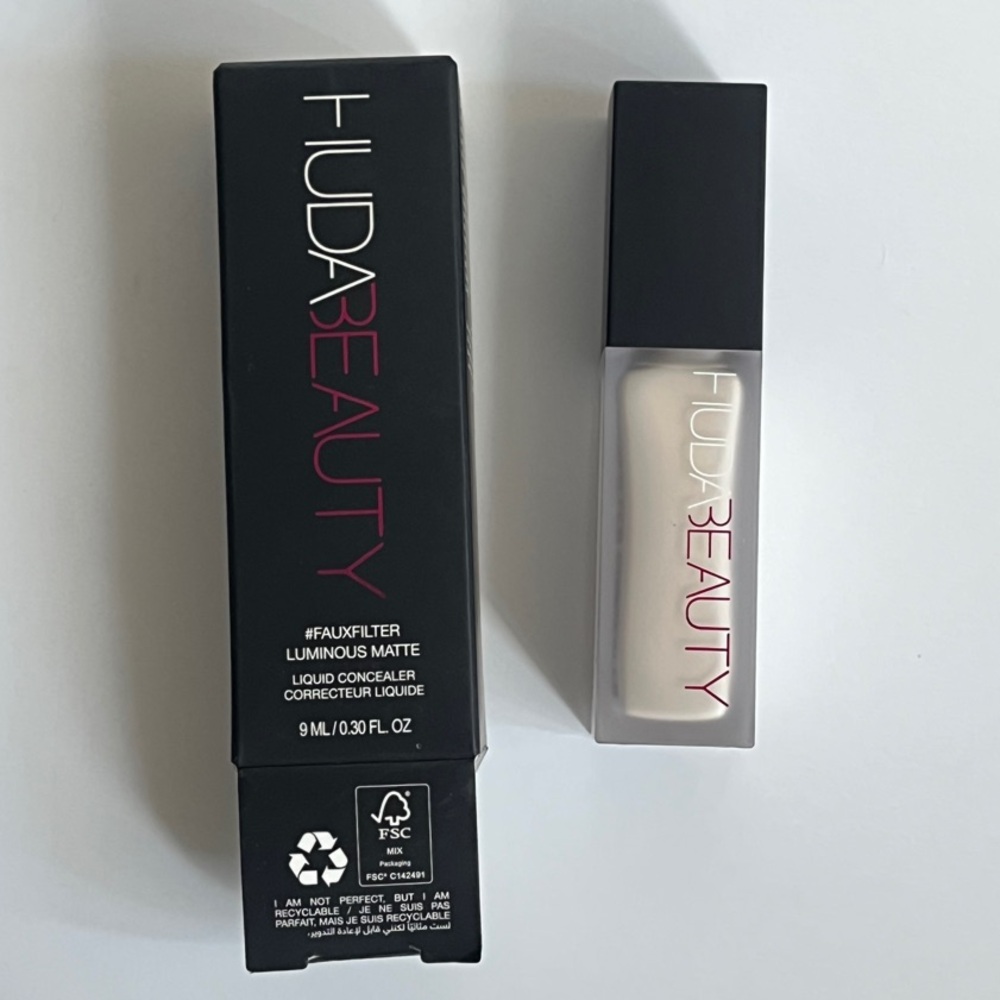 HUDA BEAUTY
#FauxFilter Matte Buildable Coverage Waterproof Concealer